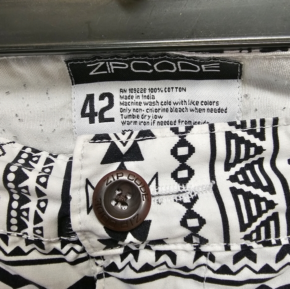 Zipcode Bermuda shorts 42" black & white in Tribal print. 100% cotton in GWC - Picture 4 of 6